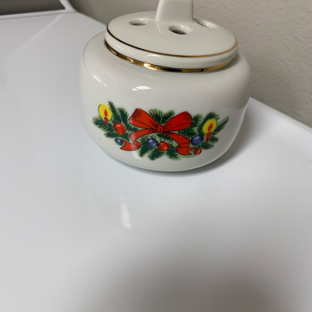 🎄 Christmas Holiday porcelain potpourri Jamestown china jar 1980s vintage